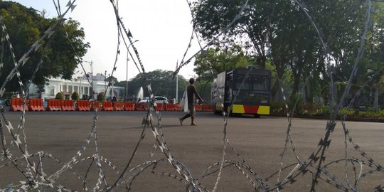 Aparat Keamanan Siagakan Satu Unit Water Canon di Depan Istana