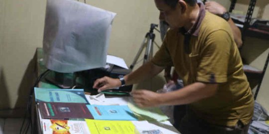 Tangkap Terduga Teroris di Cirebon, Densus Sita Buku & Belati Kecil
