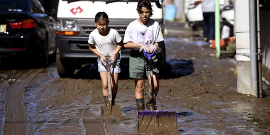 Warga Jepang Mulai Bersih-Bersih Sisa Banjir Akibat Topan Hagibis