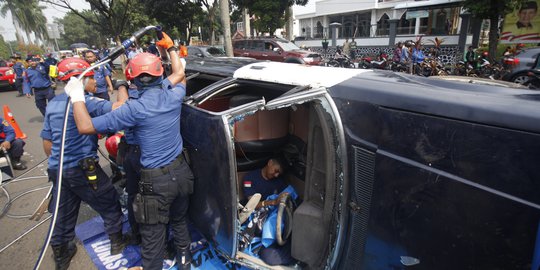 Tabrak Motor, Mobil Terguling & Terbakar di Jalan Tegar Beriman Bogor