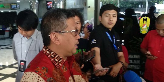 Megawati Kirim Sekjen PDIP Hasto Kristiyanto Jenguk Wiranto di RSPAD