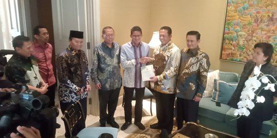 Pimpinan MPR Sambangi Rumah Sandiaga Undang Pelantikan Jokowi-Ma'ruf