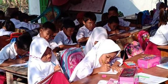 Ruang Kelas Ambruk, Siswa SDN Malangsari Karawang Numpang di Halaman Rumah Warga