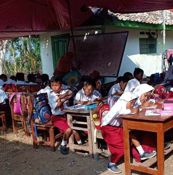 siswa di karawang belajar di halaman rumah warga