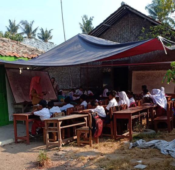 siswa di karawang belajar di halaman rumah warga