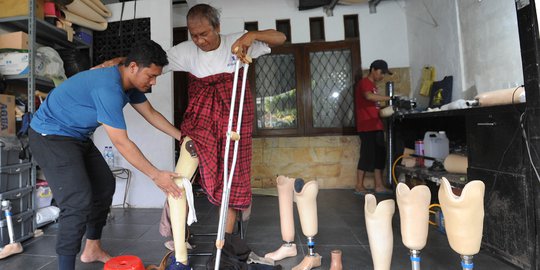 Melihat Pembuatan Kaki Palsu di Ciputat Baru