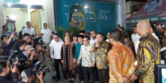 Berkemeja Batik, Prabowo Temui Cak Imin di DPP PKB