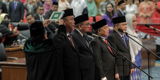 Momen Pengambilan Sumpah Jabatan 5 Pimpinan DPRD DKI Jakarta