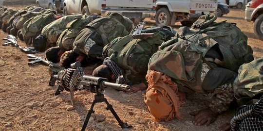 Pejuang Suriah dan Militer Turki Sempatkan Ibadah di Sela Pertempuran