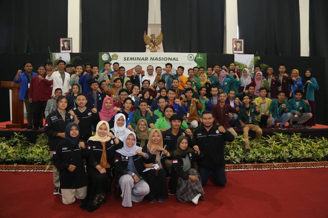 menaker hanif dhakiri saat menjadi pembicara seminar nasional 039perkembangan pertanian indonesia039