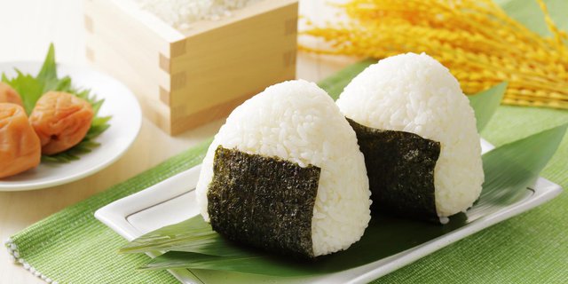 Cara Membuat Onigiri Nasi Kepal Isi Tuna Mayo Dan Ayam Teriyaki Merdeka Com