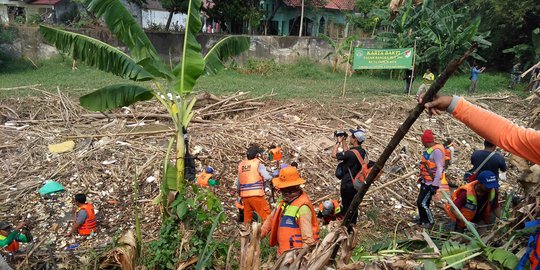 Baru 200 Kubik Sampah Bambu Diangkat dari Sungai Cikeas Bekasi