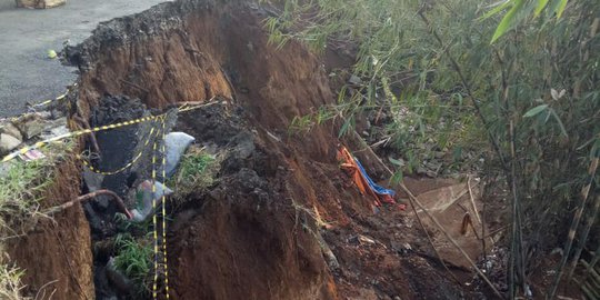 Tebing 20 Meter di Bogor Longsor Akibat Diguyur Hujan, Akses 2 Desa Terputus