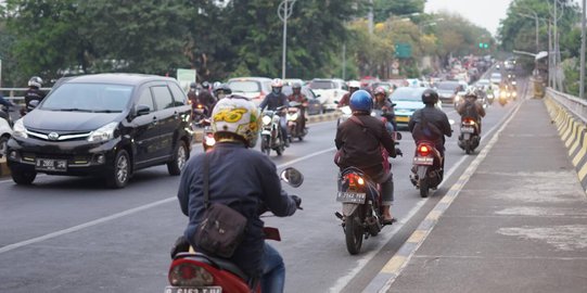 Aksi Pemotor Lawan Arah Berjamaah di Jalan TB Simatupang
