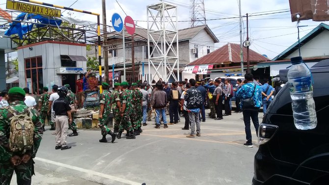 aksi massa di pelabuhan penajam paser utara