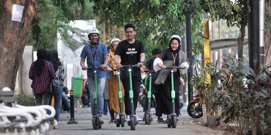 Menjajal Skuter Listrik Keliling Jakarta