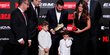 Didampingi Istri dan Anaknya, Messi Terima Sepatu Emas ke-6