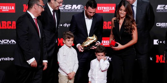 Didampingi Istri dan Anaknya, Messi Terima Sepatu Emas ke-6