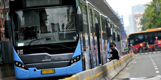 Pengalihan Rute Transjakarta Imbas Jalan Depan DPR Ditutup