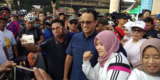 Penjelasan Anies Baswedan Soal Beroperasinya Bus Zhongtong