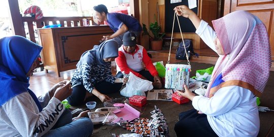 Puluhan Ibu Rumah Tangga di Banyuwangi Belajar Membuat Kerajinan dari Bahan Limbah