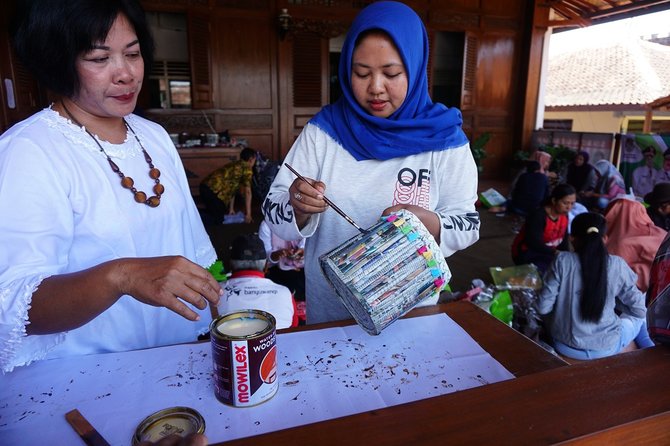 puluhan ibu rumah tangga di banyuwangi belajar membuat kerajinan dari bahan limbah