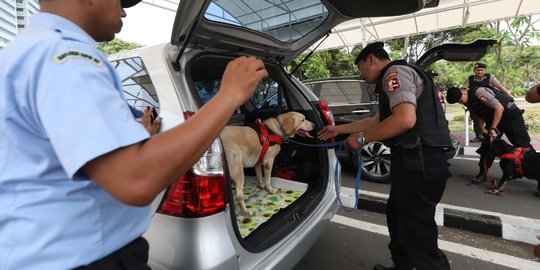 Polisi Perketat Penjagaan Komplek Parlemen dengan Anjing Pelacak