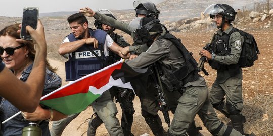 Pasukan Israel Bentrok dengan Jurnalis Foto Saat Liput Unjuk Rasa di Tepi Barat