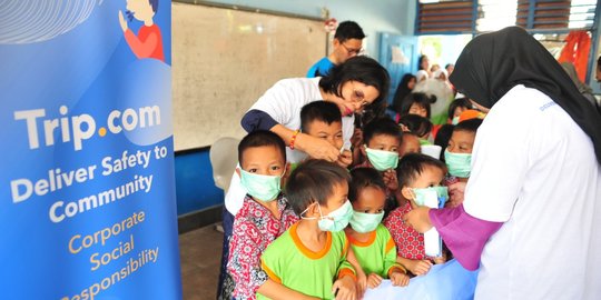 Hadapi Kabut Asap, Trip.com Beri Edukasi dan Masker Bagi Pelajar Palembang
