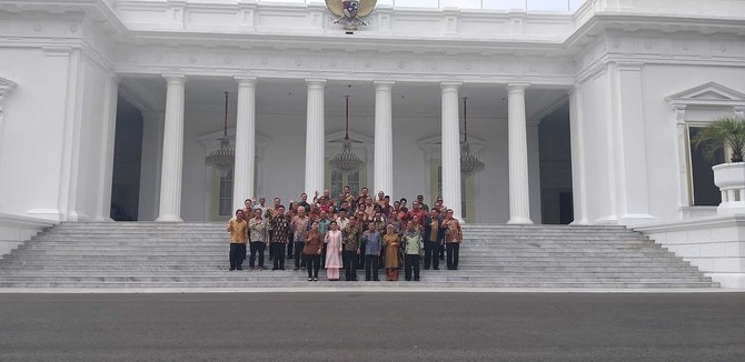 foto bersama para menteri dan jokowi jk