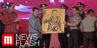 VIDEO: Pedang Pati dan Lukisan Cukil Kayu, Kado Spesial Polri Untuk Jusuf Kalla
