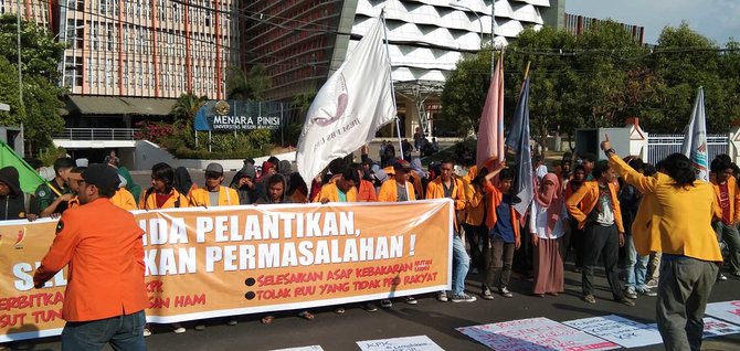 aksi mahasiswa unm di makassar tuntut tunda pelantikan jokowi maruf