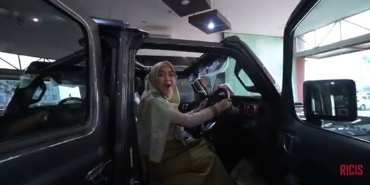 Tajir Melintir! Ria Ricis Beri Hadiah Jeep Rubicon untuk Sang Papa