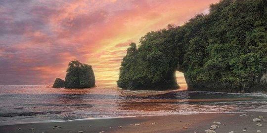 Mencicipi Tantangan di Balik Panorama Indah Pantai Licin