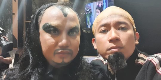 Kocak! Lihat Gaya Azis Gagap Berdandan Seperti Deddy Corbuzier