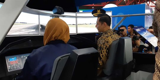 Saat AHY Menjajal Jadi Pilot Pesawat R80 di Habibie Festival