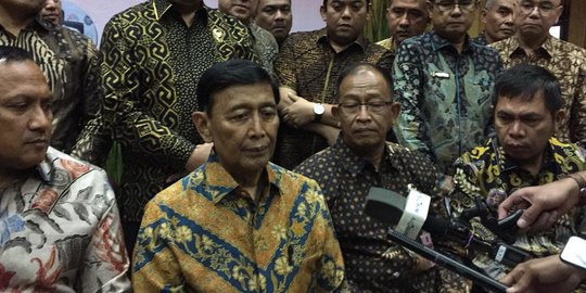 Masih Pemulihan, Wiranto Dikawal 2 Dokter saat Hadiri Perpisahan di Kemenko Polhukam