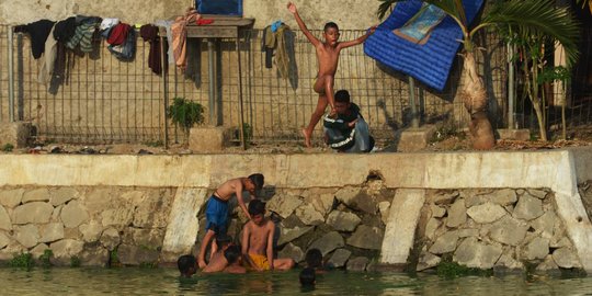 Keceriaan Anak-Anak Bermain di Setu Rawabadung