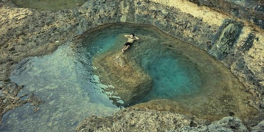 Teluk Bidadari: Pantai Biru, Kolam Permai, dan Batu Karang nan Megah di Malang