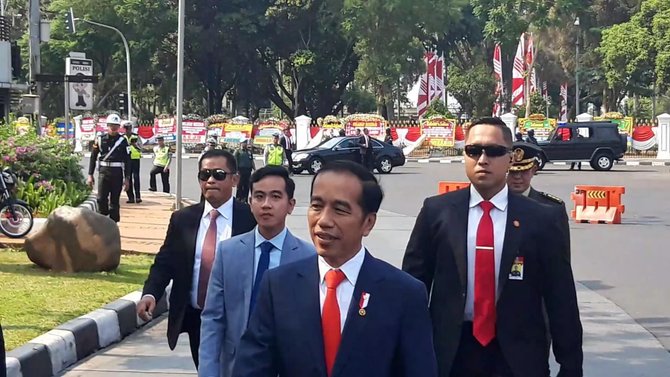 jokowi sapa warga di depan monas