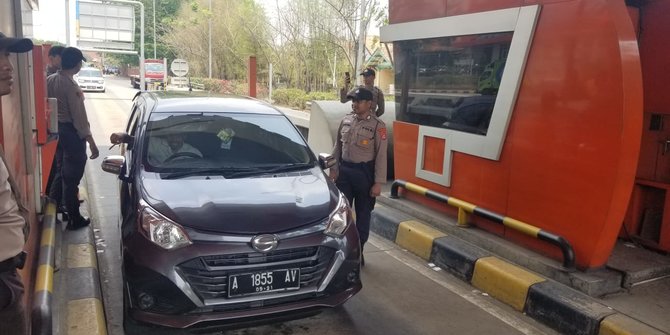 Sekat Massa Banten Ke Jakarta, Polisi Jaga Ketat Gerbang Tol Serang & Cilegon