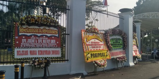 Karangan Bunga Ucapan Selamat Jokowi-Ma'ruf Penuhi Luar Pagar Gedung Parlemen