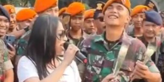 Dewi Perssik Hibur Anggota TNI-Polri di Depan Gedung DPR