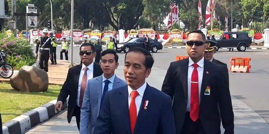 Berangkat dari Istana ke DPR, Jokowi Sempatkan Turun Sapa Warga di Monas