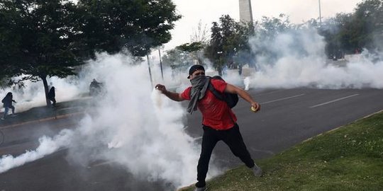 Warga Demo Rusuh, Presiden Chile Batalkan Kenaikan Harga Tiket Kereta