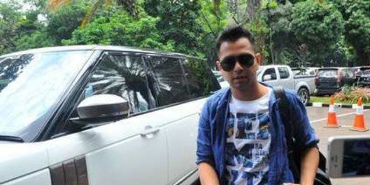 deretan mobil mewah raffi ahmad yang terparkir di rumahnya