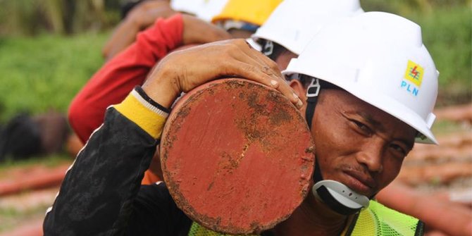 Bertaruh Nyawa Demi Listrik Masuk Desa