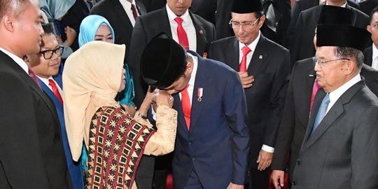 Momen Jokowi Salami Ibunda Usai Pelantikan