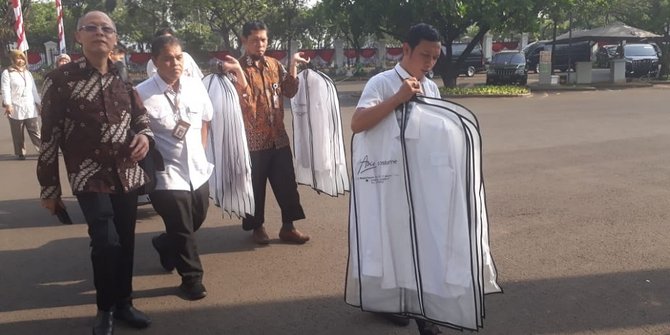 Jelang Pengumuman Menteri, Puluhan Kemeja Putih Dibawa ke Istana