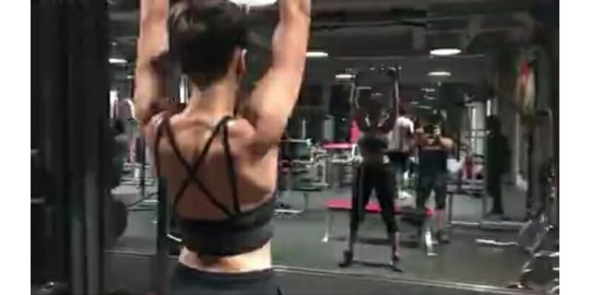 Pevita Pearce Pamer Otot Saat Latihan di Gym, Keren atau Bikin Takut?